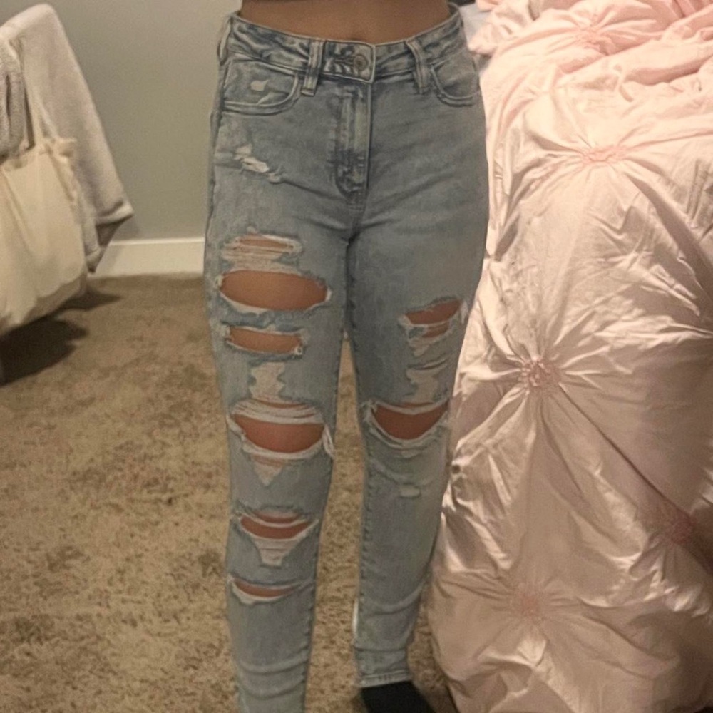 American Eagle Ripped Light Wash Super High Rise Jegging